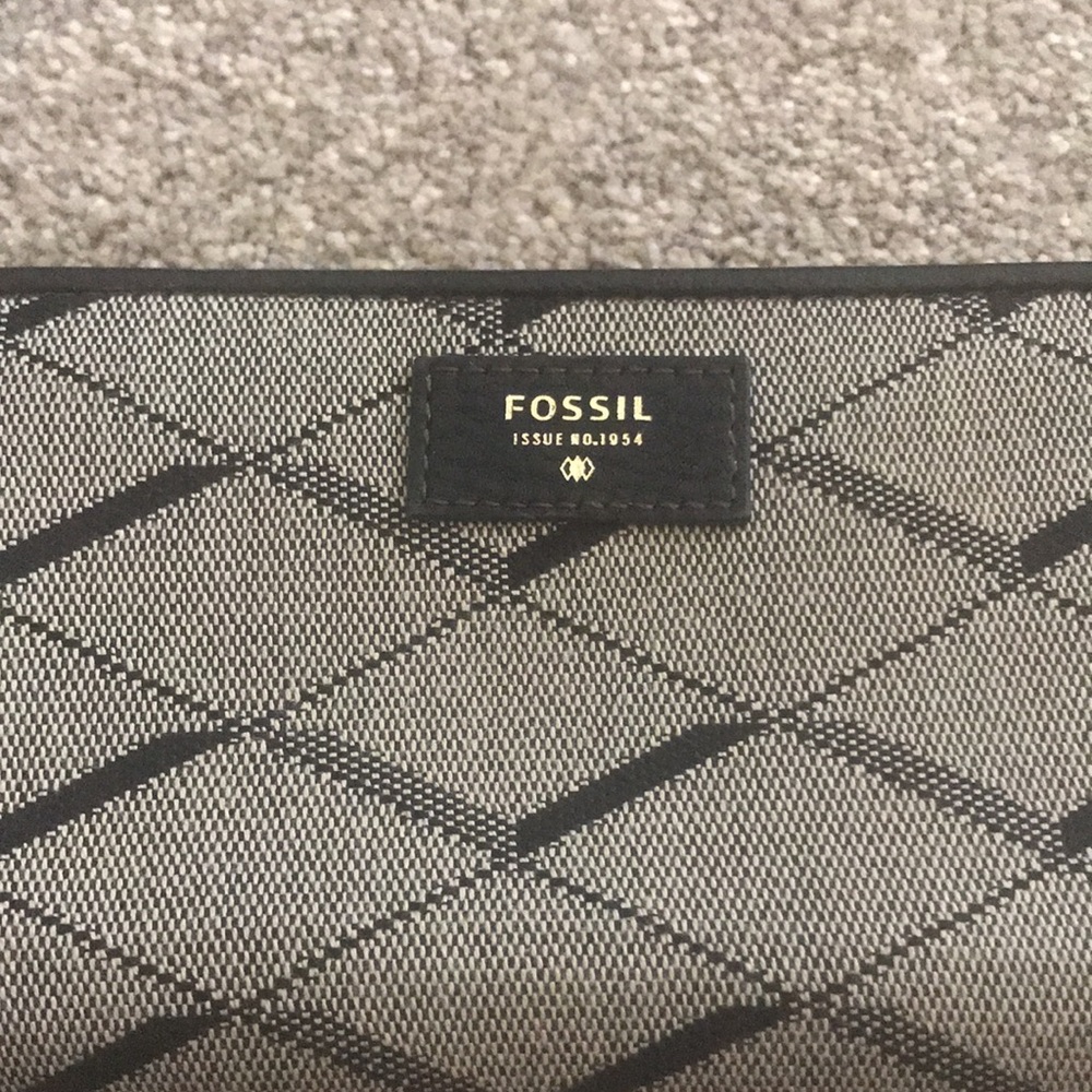 Fossil Zip Wrislet Wallet - Picture 2 of 8